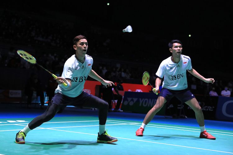 Ganda putra Indonesia Fajar Alfian/Muhammad Rian Ardianto saat bertanding pada perempat final Japan Open 2022 melawan Liang Wei Keng/Wang Chang (China) di Maruzen Intec Arena, Osaka, Jepang, Jumat (2/9/2022). Fajar/Rian kalah 18-21, 21-19, 16-21. 