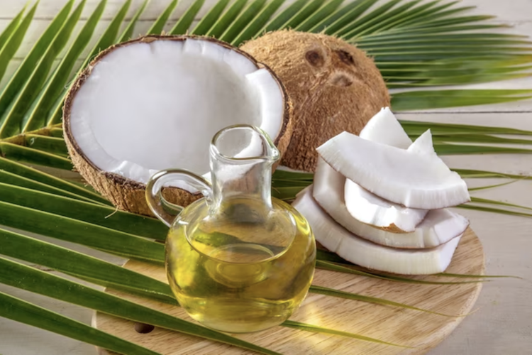 Manfaat minyak kelapa untuk melembabkan kulit.