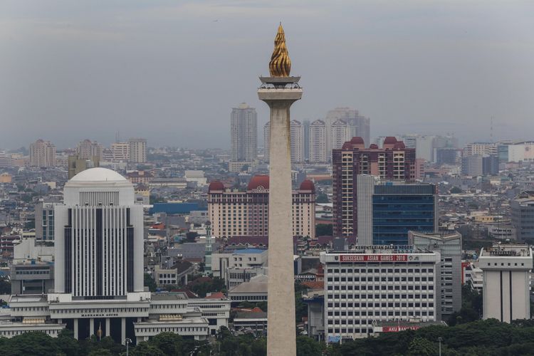 Pemandangan Monumen Nasional (Monas) dari lantai 24 di Perpustakaan Nasional di Jalan Medan Merdeka Selatan, Jakarta Pusat, Rabu (8/11/2017). Perpustakaan Nasional dengan total 24 lantai dan tiga ruang bawah tanah merupakan gedung perpustakaan tertinggi di dunia. KOMPAS.com/GARRY ANDREW LOTULUNG