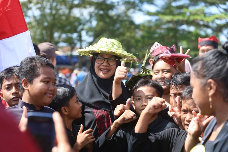 Bupati Banyuwangi Ipuk Fiestiandani menghadiri Festival Memengan Tradisional di Lapangan Lugjak, Rogojampi, Sabtu (27/7/2024).