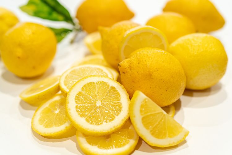 Lemon dan jeruk nipis adalah asam sitrat paling tinggi dibandingkan jenis buah sitrus lainnya, berdasarkan penelitian pada Februari 2009 di Journal of Endourology.