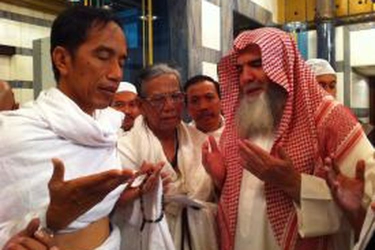 Calon presiden Joko Widodo (kiri) berdoa di atas Bukit Marwah, Mekah, Arab Saudi, Senin (7/7/2014), seusai menunaikan Sa'i yang menjadi salah satu rangkaian dari umrah.