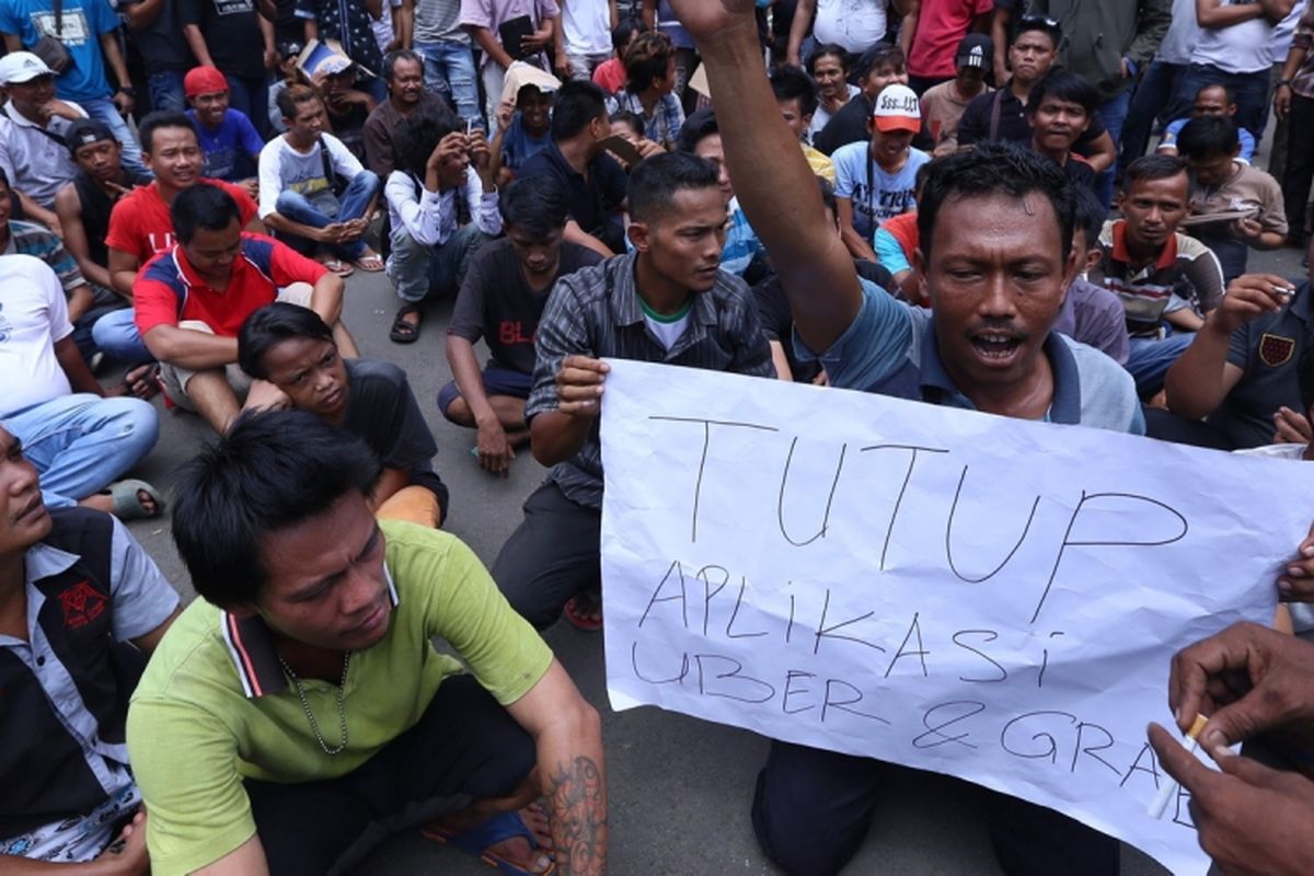 Suasana saat supir angkot melakukan demo dengan aksi mogok tarik penumpang di Pusat Pemerintahan Kota Tangerang, Rabu (8/3/2017). Ratusan sopir meminta pemerintah agar melarang angkutan online beroperasi di Tangerang.