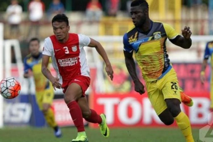 Penyerang PSM, Ferdinand Sinaga (kiri) adu cepat dengan bek Persiba Balikpapan, Dirkir Kohn Glay di Stadion Andi Mattalatta, Makassar, Sabtu (16/7/2016). 