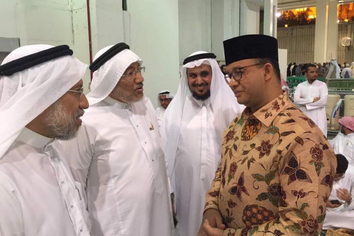 Wali Kota Mekkah Osama al Bar (tengah berkacamata) saat bertemu dengan gubernur terpilih DKI Jakarta Anies Baswedan di Masjidil Haram, Mekkah, Rabu (8/6/2017). Keduanya bertemu saat hendak melaksanakan tarawih.