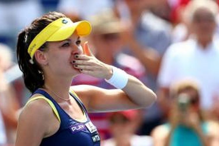 Petenis Polandia, Agnieszka Radwanska, memberikan ciuman untuk penonton setelah mengalahkan petenis Amerika Serikat, Venus Williams, pada laga final  Rogers Cup yang berlangsung di Montreal, Kanada, Minggu (10/8/2014). Radwanska menang 6-4, 6-2.