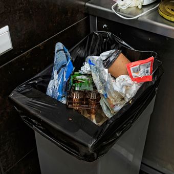 Ilustrasi tempat sampah di dapur. 