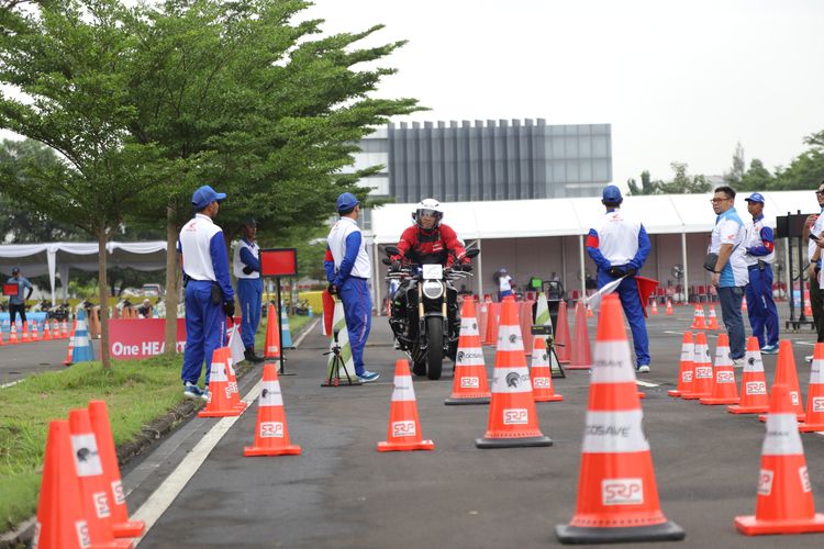 Jajal Honda CB650R E-Clutch di Astra Honda Motor Safety Riding & Training Center, Cikarang, Jawa Barat.