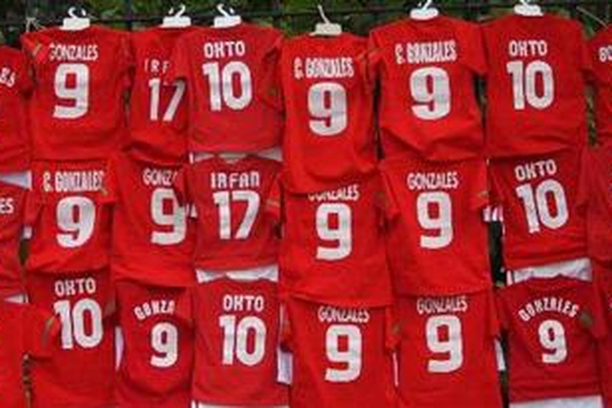 Kiprah timnas Indonesia di turnamen Piala Suzuki AFF 2010 berimbas menggeliatnya sektor usaha kecil. Replika seragam timnas Indonesia menjadi incaran warga, sehingga banyak orang beralih profesi sebagai penjual seragam timnas dengan harga Rp 35.000 s/d Rp 150.000, seperti yang terlihat di Gelora Bung Karno, Senayan, Senin(27/12/2010).