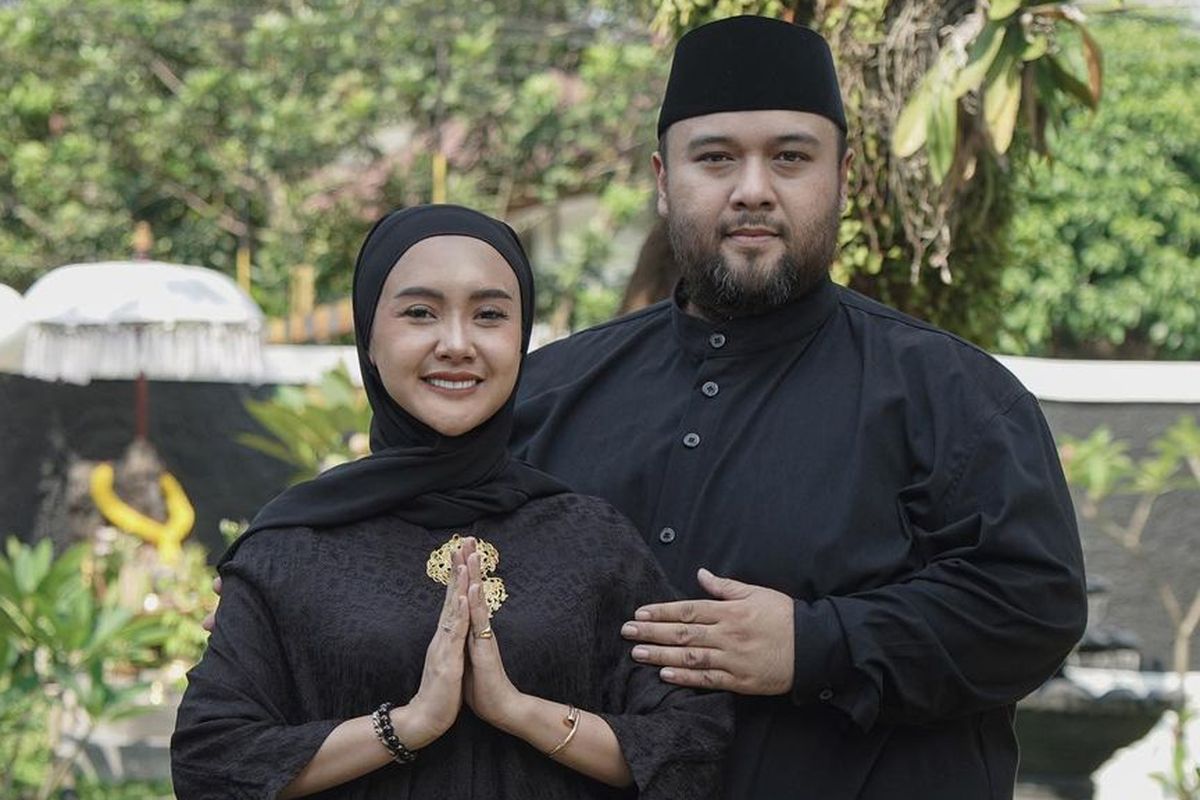 Penyanyi dangdut Cita Citata dan Didi Mahardika.