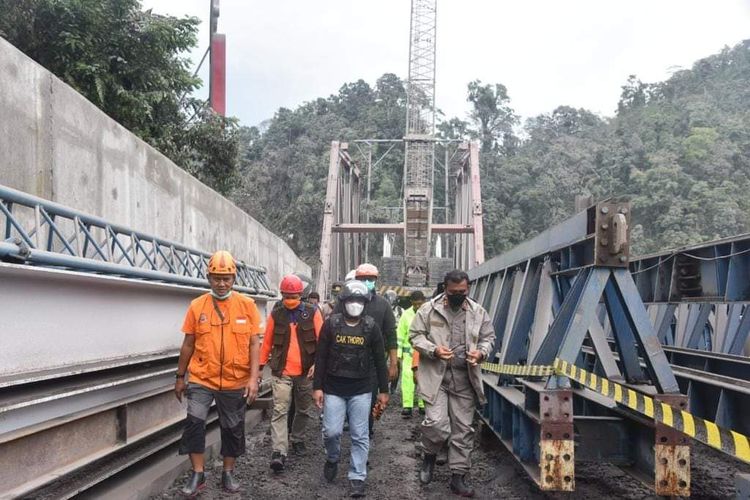 Bupati Lumajang Thoriqul Haq sebrangi jembatan gantung Gladak perak meski masih berbahaya, Selasa (6/12/2022)