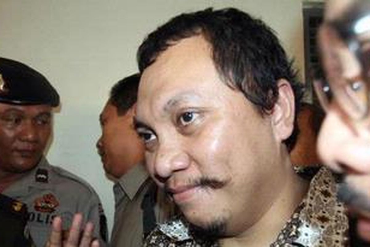 Terdakwa kasus korupsi pajak, Gayus Halomoan Tambunan tiba di Pengadilan Negeri Jakarta Selatan untuk menanti pembacaan vonis atas kasusnya, Rabu (19/1/2011). Gayus divonis tujuh tahun penjara dan denda Rp 300 juta karena terbukti melakukan korupsi saat menangani keberatan pajak PT Surya Alam Tunggal (SAT). 