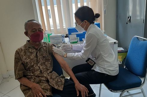 Vaksin Booster Mulai Disuntikkan kepada Lansia di Semarang, Warga: Rasanya Lega