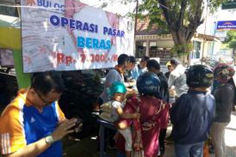 Operasi pasar beras di Pasar Blambangan Banyuwangi Jumat (27/2/2015)