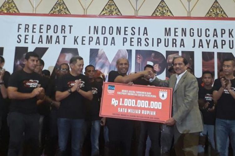 Persipura Jayapura menerima bonus Rp 1 Miliar dari PT Freeport Indonesia karena berhasil menjuarai Torabika Soccer Championship 2016.