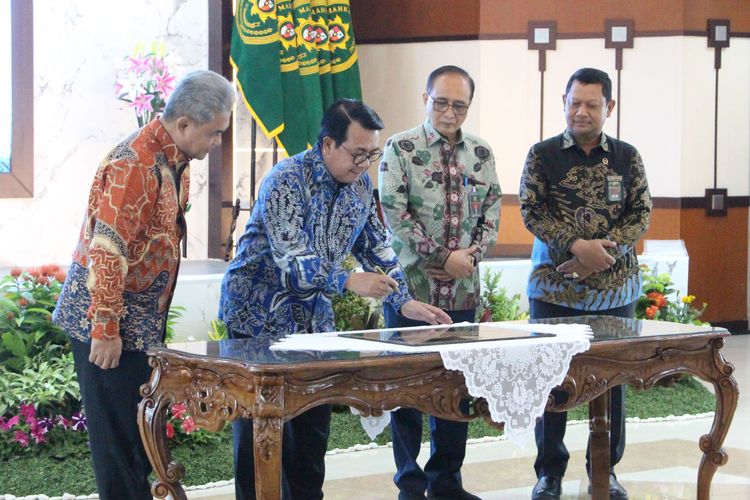 Ketua MA Muhammad Syarifuddin menandatangani prasasti di Pengadilan Tinggi DKI Jakarta, Kamis (28/3/2024). Pendandatanganan ini didampingi Wakil Ketua MA Sunarto, Dirjen Badilum Bambang Myanto dan Ketua PT DKI Jakarta Herri Swantiro.