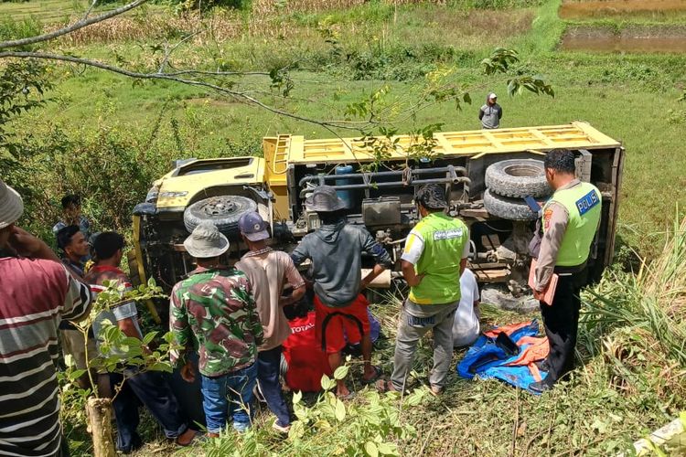 Penampakan satu unit truk Mistsubishi Colt Diesel masuk jurang Desa Lobu Siregar I, Kecamatan Siborongborong, Kabupaten Tapanuli Utara (Taput), Sumatera Utara, Selasa (5/12/2023).