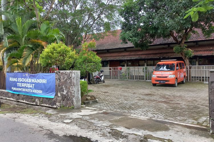 Bangunan isolasi terpadu di Kota Kediri, Jawa Timur, yang sempat kosong, kini dibersihkan sebagai persiapan menghadapi gelombang ketiga Covid-19.