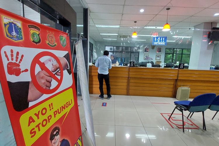 Seorang warga melakukan pembaruan data di Kantor Sudin Dukcapil Jakarta Barat.