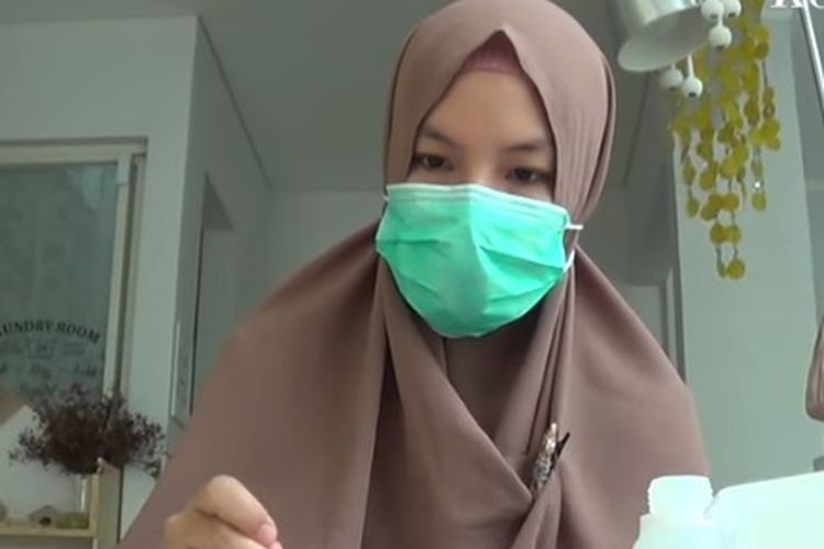 Anya Almira, wanita asal Surabaya, Jawa Timur, menggeluti bisnis perhiasan yang tidak biasa. Bukan sembarang perhiasan yang dia buat, melainkan perhiasan dari ASI alias air susu ibu.