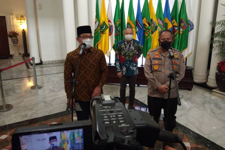 Gubernur Jawa Barat Ridwan Kamil bersama Kapolda Jabar Irjen Pol Suntana saat memberikan keterangan kepada media usai rapat Satgas Covid-19 di Gedung Sate, Kota Bandung, Selasa (7/12/2021).