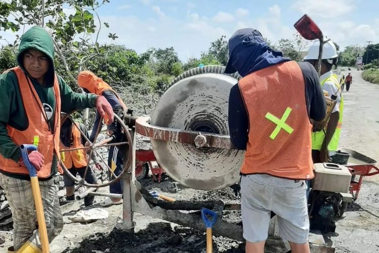 Gubernur Sulawesi Selatan Andi Sudirman memprioritaskan perbaikan jalan Ruas Tanabatue-Sanrego-Palattae di Kabupaten Bone yang rusak berat.