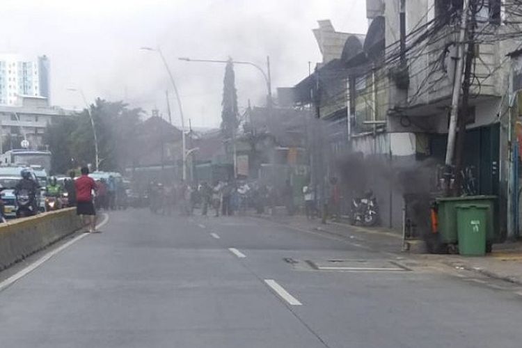Ruas Jalan Jatinegara Barat, Kampung Melayu, Jakarta Timur, disterilkan dari lintasan pengendara saat kabel bawah tanah di sisi jalan terbakar, Rabu (20/5/2020).