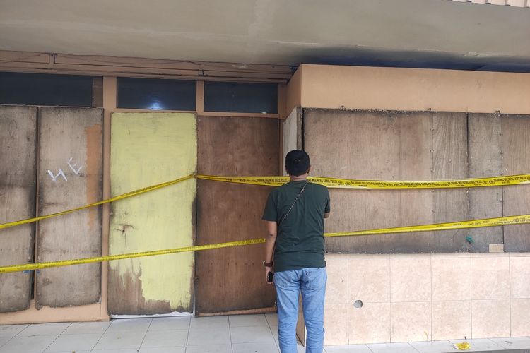 Sebuah rumah makan padang di Jalan Said Perintah ditutup polisi, Sabtu (27/4/2024)