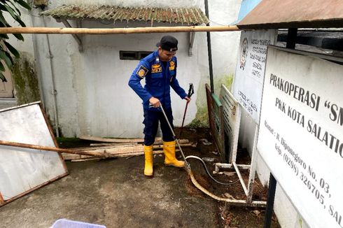 Petugas Damkar Evakuasi Ular Sepanjang 1,5 Meter dari Rumah Dinas Wali Kota Salatiga