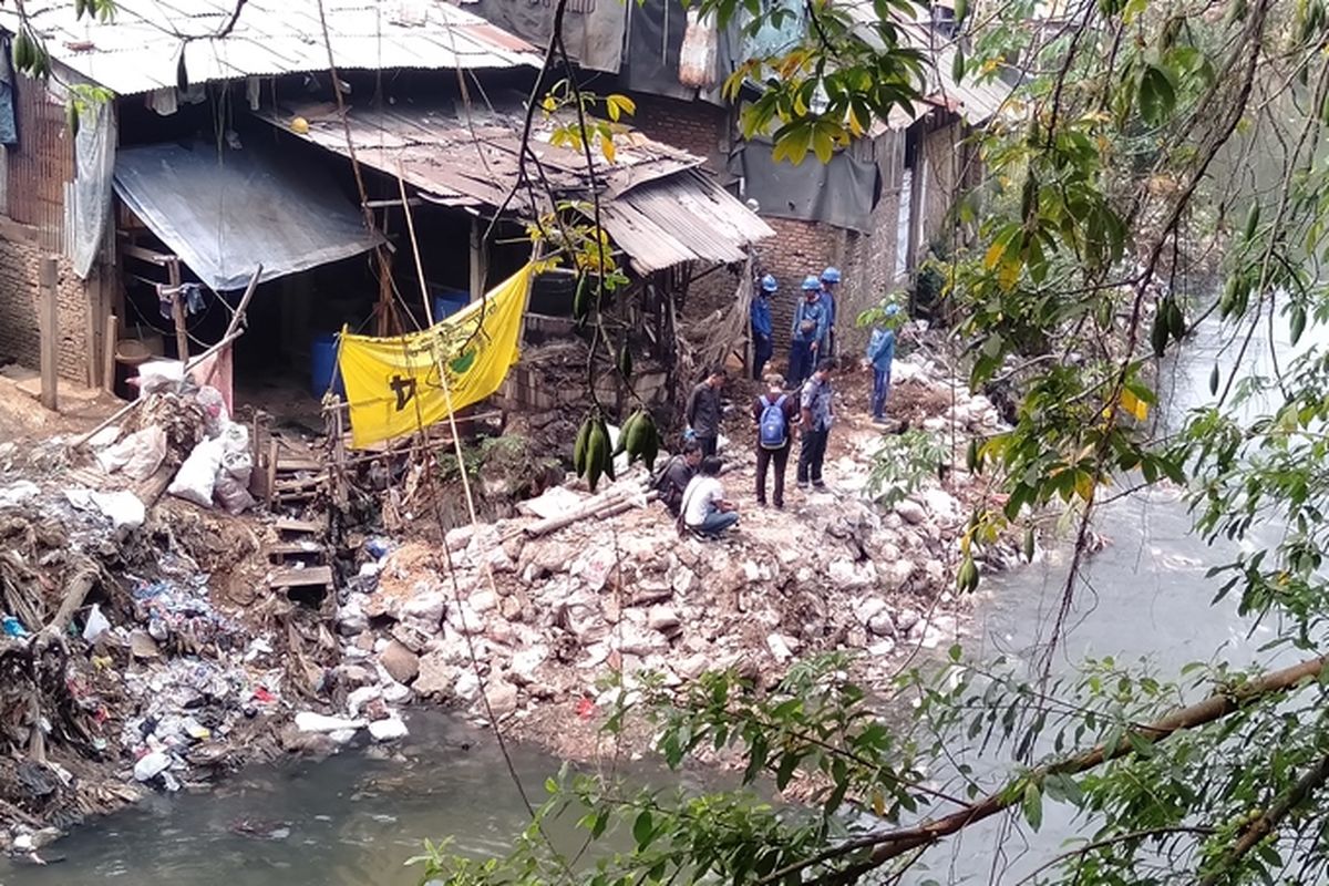 Sejumlah petugas Dinas Sumber Daya Air (SDA) DKI Jakarta menyingkirkan material reklamasi Kali Ciliwung yang dilakukan warga di kawasan Jalan Tanah Rendah, Kecamatan Kampung Melayu, Jatinegara, Jakarta Timur, Jumat (16/8/2019).