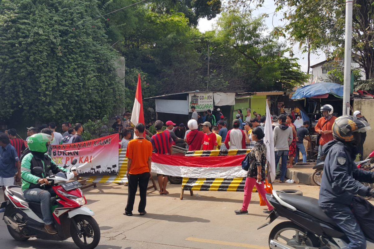 Warga RW 12 Kelurahan Manggarai, Kecamatan Tebet, Jakarta Selatan, menutup akses menuju permukiman mereka di Jalan Sahardjo 1 karena akan ditertibkan PT KAI, Rabu (26/4/2017).