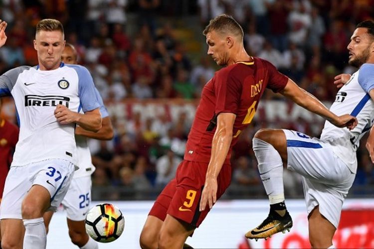 Pemain depan AS Roma Bosnia Edin Dzeko mencetak gol selama pertandingan sepak bola Serie A Italia Roma vs Inter Milan