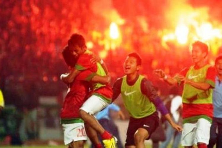 Ilham Udin Armaiyin dengan nomor punggung 20 menjadi penentu dalam final antara Timnas Indonesia U-19 melawan Vietnam melalui adu penalti laga Piala AFF 2013 di Stadion Gelora Delta, Sidoarjo, Minggu (22/9/2013) setelah melesakkan gol ke-7.
