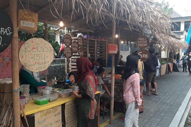 Para pengunjung saat berada di stand Pasar Kangen Yogyakarta 2022 di Taman Budaya Yogyakarta (TBY).