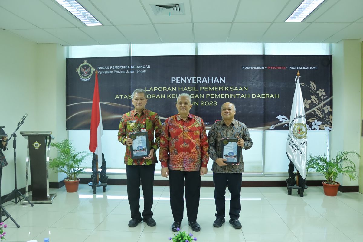 Wakil Bupati Wonogiri, Setyo Sukarno dan Ketua DPRD Kabupaten Wonogiri, Sriyono berfoto bersama dengan Kepala Perwakilan BPK Jateng, Hari Wiwoho sesuai menerima laporan hasil pemeriksaan LKPD 2023 dengan opini wajar tanpa pengecualian.
