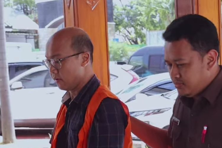 Mantan Kepala Pemasaran Bank Jateng Cabang Pembantu Kaligawe Semarang berinisial ABP ditetapkan sebagai tersangka korupsi.