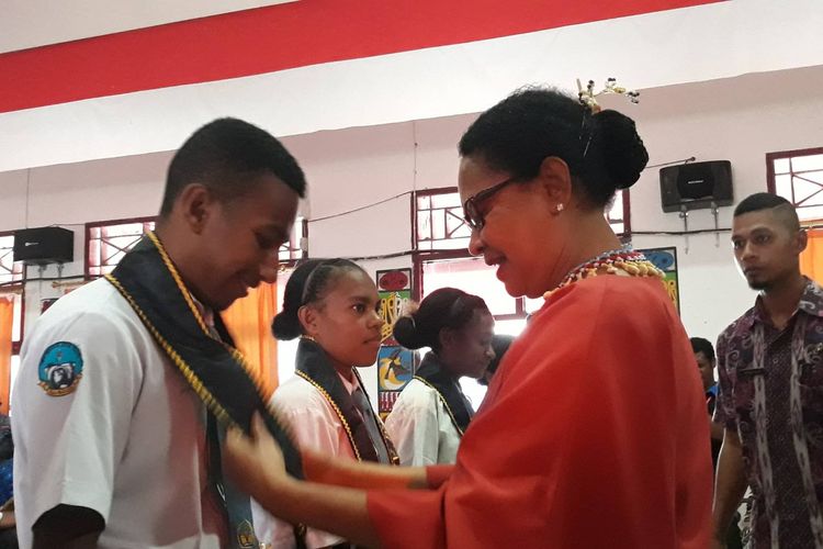 Menteri Pemberdayaan Perempuan dan Perlindungan Anak (PPPA) Yohana Yembise bertemu dengan anak-anak Papua di Waropen, Papua, Kamis (10/10/2019).