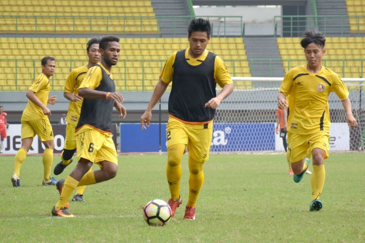 Para pemain Semen Padang menggelar latihan untuk persiapan menghadapi Perseru Serui. Mereka sudah melupakan kekalahan melawan Persija.