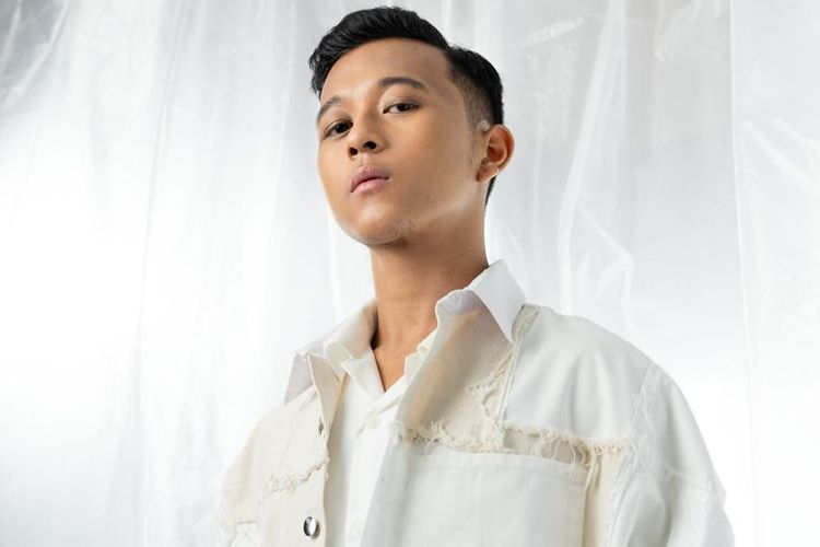 Penyanyi jebolan ajang pencarian bakat Rising Star Indonesia, Igan Andhika, baru saja merilis sebuah lagu baru berjudul Hanya Aku yang Begini.