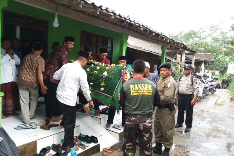 Jenazah Ketua Panwaslu Kabupaten Banyumas, Muh Tohir Ashidiqi, saat akan diberangkatkan menuju pemakaman umum di Dusun Kretek, Desa Lerep, Ungaran Barat, Kabupaten Semarang, Selasa (6/2/2018) sore.