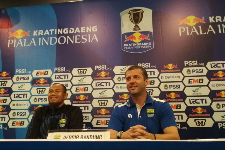 Pelatih Persib Bandung Miljan Radovic bersama Supardi Nasir dalam konferensi pers jelang laga kontra Persiwa Wamena di Graha Persib, Jalan Sulanjana, Minggu (10/2/2019).