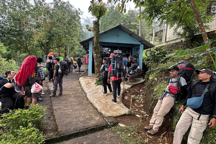 Libur Panjang, Jalur Pendakian Lawu via Ceto Diserbu Seribuan Pendaki