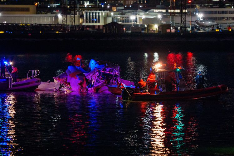 Bangkai pesawat American Airlines yang tabrakan dengan helikopter Black Hawk UH-60 di Sungai Potomac, Washington DC, Amerika Serikat, Rabu (29/1/2025) malam waktu setempat. Tabrakan American Airlines dengan helikopter terjadi saat pesawat hendak mendarat di Bandara Nasional Ronald Reagan.