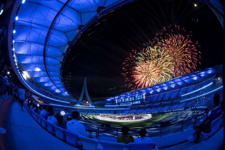 Suasana pesta kembang api saat upacara Pembukaan SEA Games 2023 di Stadion Morodok Techno National Stadium, Phnom Penh, Kamboja, Jumat (5/5/2023). SEA Games ke - 32 tersebut berlangsung 5 -17 Mei 2023. Artikel ini memuat klasemen medali SEA Games 2023. 