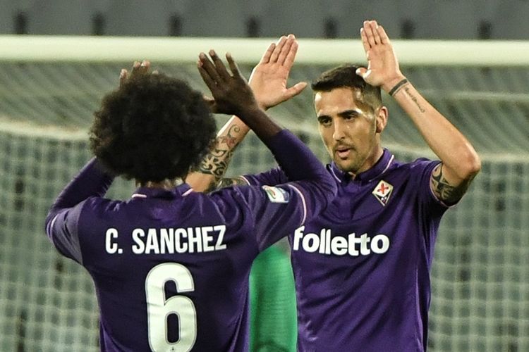 Penyerang Fiorentina asal Uruguay, Matias Vecino (kanan), melakukan selebrasi bersama rekan setimnya, Carlos Sanchez, setelah mencetak gol ke gawang Inter Milan dalam pertandingan Serie A di Artemio Franchi, 22 April 2017. Kini Vecino menjalani tes medis di Inter.