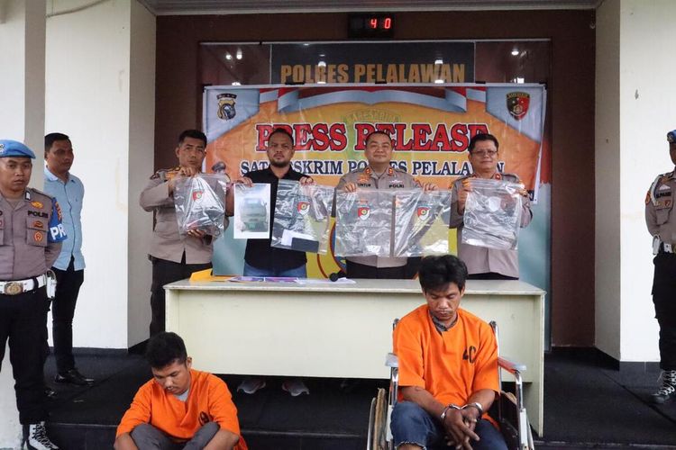 Kapolres Pelalawan AKBP Guntur Muhammad Tariq (dua dari kanan) bersama anggotanya saat konferensi pers penangkapan lima pelaku pembunuhan di Kabupaten Pelalawan, Riau, Selasa (8/11/2022).