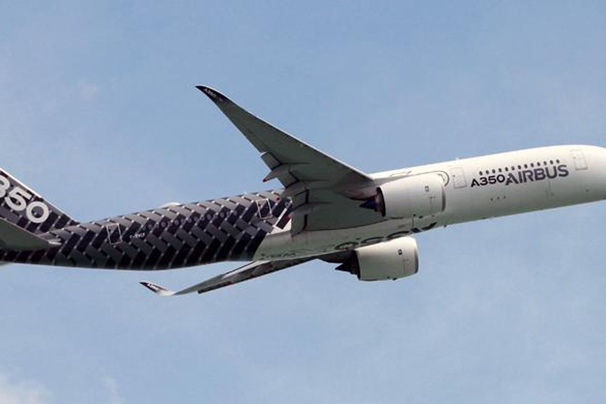 Airbus A350 saat unjuk kebolehan di Singapore Airshow 2016.