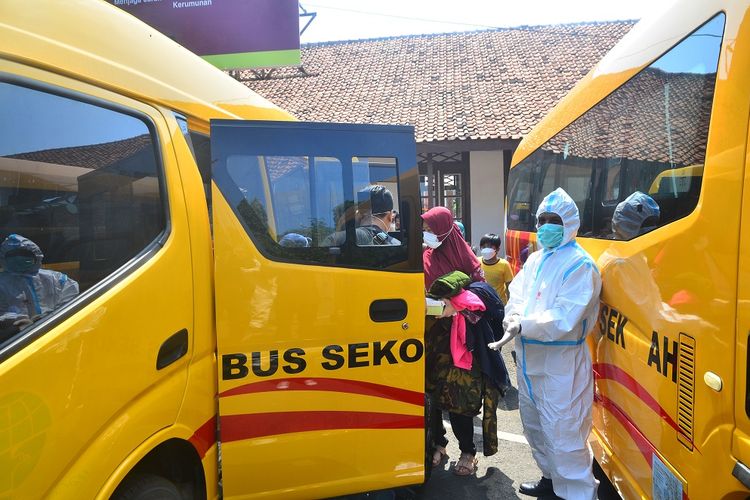 Sejumlah pasien COVID-19 naik ke bus sekolah saat akan dipindahkan dari Kudus di Jawa Tengah, Senin (7/6/21). Sebanyak 23 pasien COVID-19 yang terdiri Aparatur Sipil Negara dan keluarganya di Kudus dipindahkan ke tempat karantina terpusat di Asrama Haji Donohudan, Boyolali, Jawa Tengah guna mendapatkan pelayanan kesehatan yang lebih baik serta mencegah penularan COVID-19 yang lebih luas. ANTARA FOTO/Yusuf Nugroho/wsj.