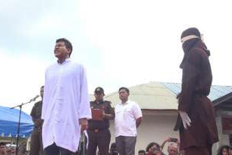Seorang pelanggar aturan syariat islam dengan meminum minuman keras dihukum 40 kali cambukan sesuai qanun nomor 6 tahun 2013 tentang jinayah. Selasa (1/3/2016) mahkamah syariah Kota Banda Aceh menghukum 18 pelanggar syariat islam dengan hukuman cambuk di hadapan khalyak ramai.