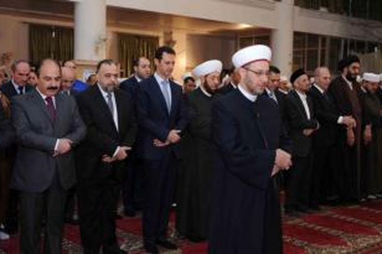 Presiden Suriah Bashar al-Assad tampil ke publik saat menjalankan shalat Idul Adha di Damaskus, Kamis (24/9/2015).